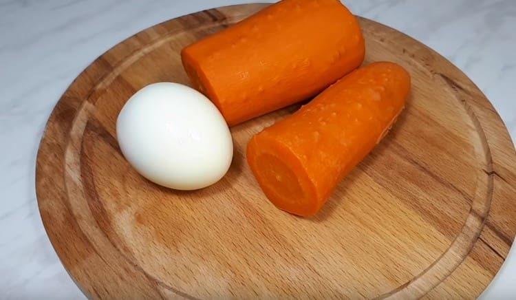 Pro barvení pokrmů potřebujeme jedno vařené vejce a mrkev.