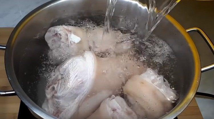 Die Schweinekeulen mit Wasser gießen und zum Kochen bringen.