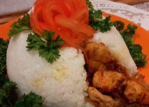 Cucinare delizioso riso con carne secondo una ricetta passo-passo con una foto.
