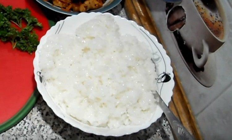 Įmaišykite česnaką į virtus ryžius pagal skonį.