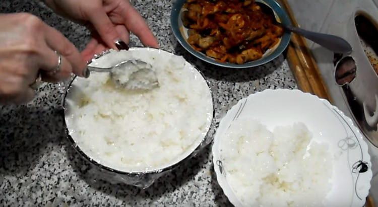In eine mit Frischhaltefolie bedeckte Schüssel den Reis geben und die Seiten formen.