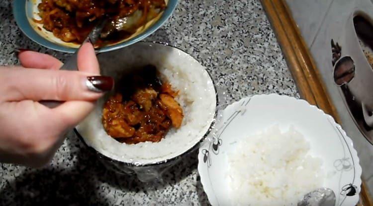 Levitä liha tuloksena olevaan riisikulhoon.