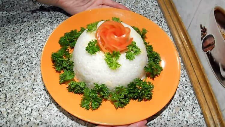 So schön ist es, Reis beim Servieren mit Fleisch zu servieren.