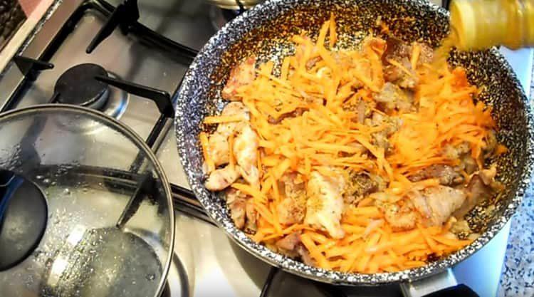 Aggiungi le cipolle e le carote nella padella, salate, pepate.