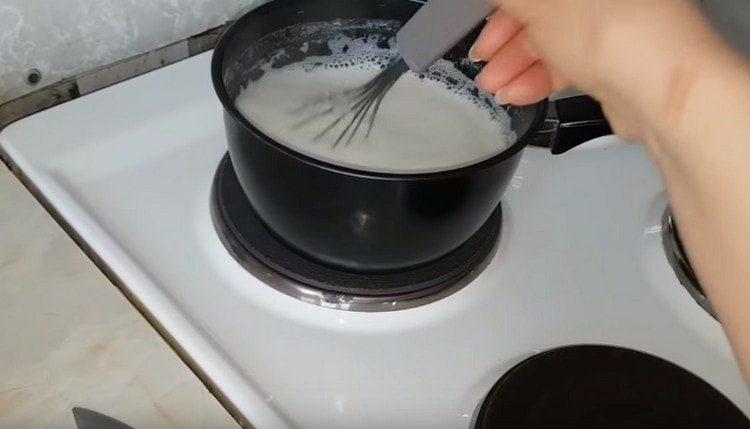 Die Milch zum Kochen bringen.
