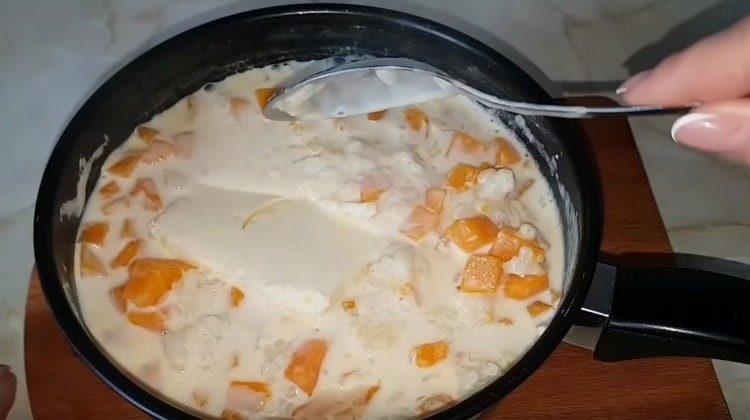 Přidejte máslo do ovesné kaše.