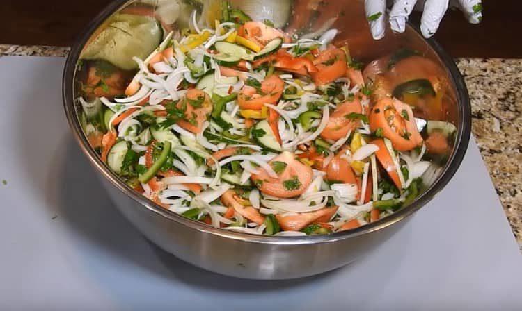 След като смесите зеленчуците, ги оставете така, че да пуснат сока.