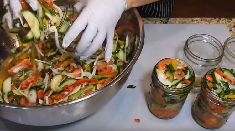 Mettere il pepe sul fondo di ogni barattolo, riempirli con insalata.