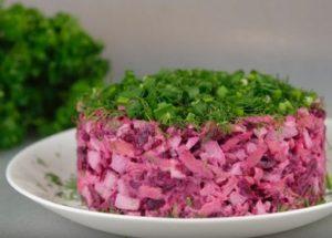 Valmistamme lempeän salaatin leivonnaista punajuurista vaiheittaisen reseptin mukaan valokuvan avulla.