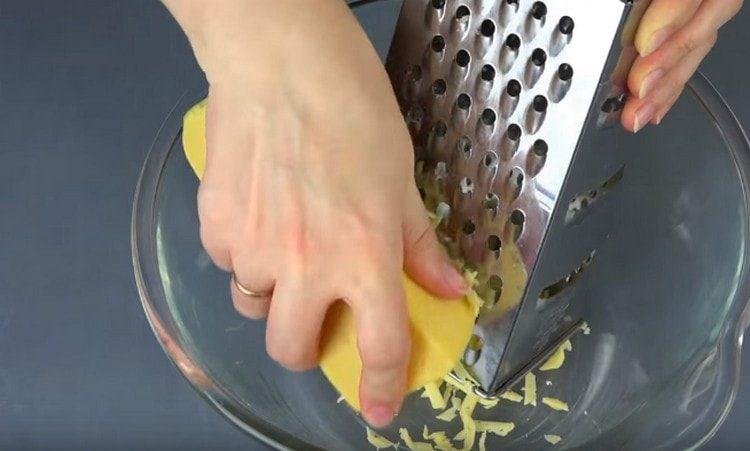 Dörzsölje a sajtot durva reszelőre.