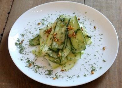 Schmackhafter Salat aus jungen Zucchini und Gurken