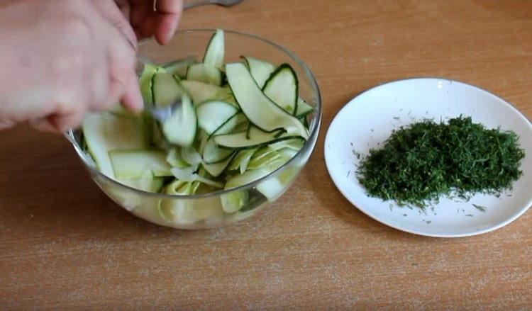 Sumaišykite salotų ingredientus.