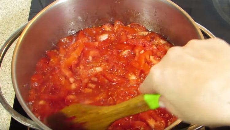Μαγειρέψτε τη μάζα ντομάτας.