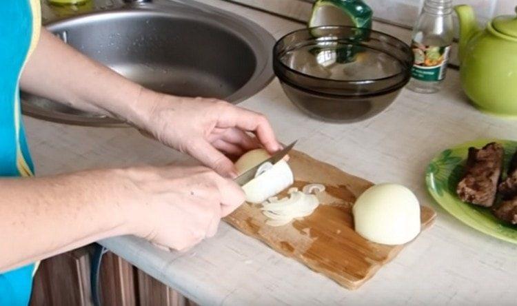 Tagliare la cipolla sottile come semianelli.