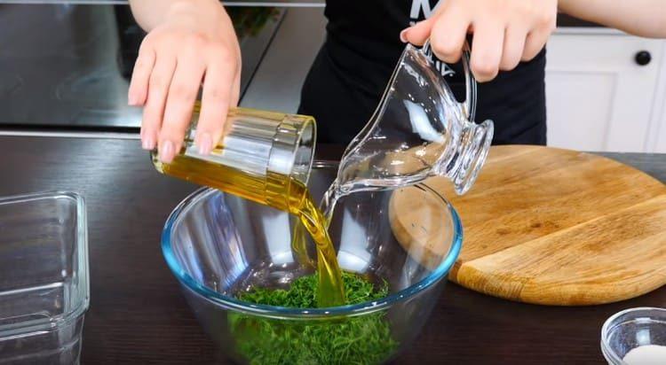 Gießen Sie Essig und Pflanzenöl in den Dill.