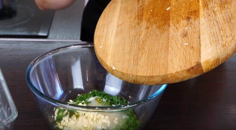 Spostiamo l'aglio tritato in aneto.