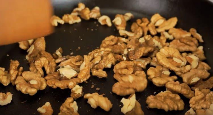 Smažte vlašské ořechy v suché pánvi.