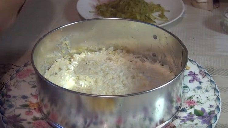 نصنع طبقة البيض والشحوم مع المايونيز.