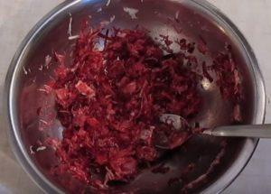 Prepariamo un'insalata piccante di barbabietole crude secondo una ricetta passo-passo con una foto.
