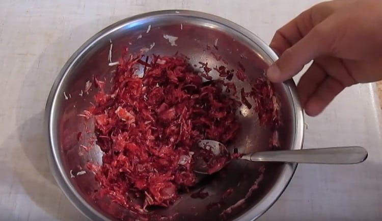Ecco un'insalata di barbabietole cruda semplice ma gustosa che può essere preparata in pochi minuti.