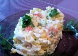 Prepariamo una delicata insalata di cavolo, bastoncini di granchio e mais secondo una ricetta passo-passo con una foto.