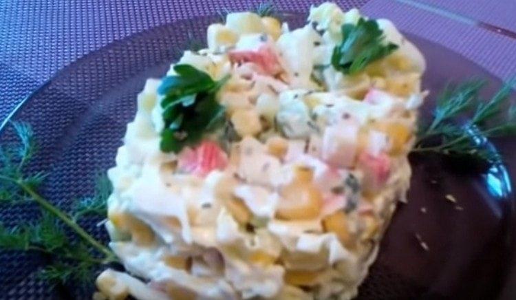 L'insalata con cavolo, bastoncini di granchio e mais è pronta.
