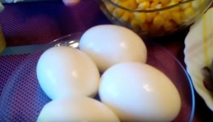 Vařte vejce natvrdo vařená, oloupejte.
