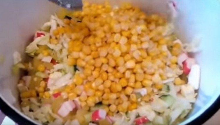 Į visus paruoštus ingredientus įpilkite kukurūzų.