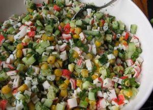 Wir bereiten einen köstlichen Salat aus Krabbenstangen, Mais, Eiern und Gurken nach einem Schritt-für-Schritt-Rezept mit einem Foto zu.