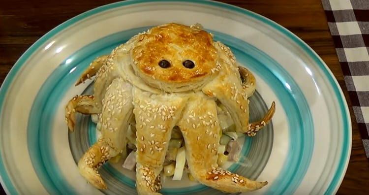 Salát položte na dno na talíř, položte na něj chobotnici