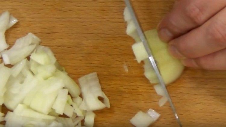 يقطع البصل ناعما.
