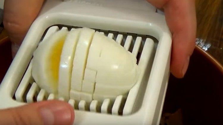 sbriciolare finemente le uova.