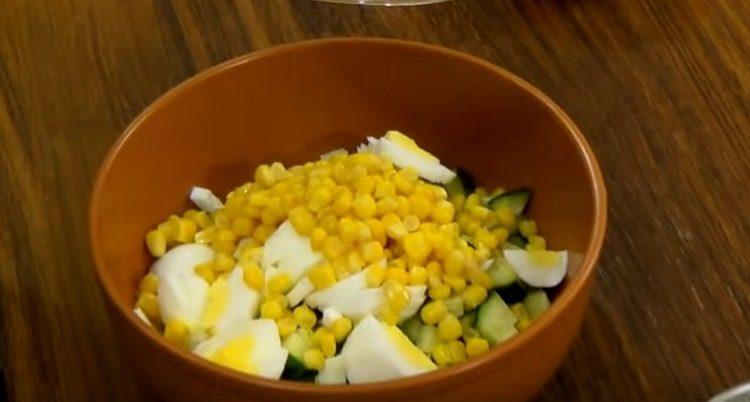 Aggiungi il mais all'insalata.