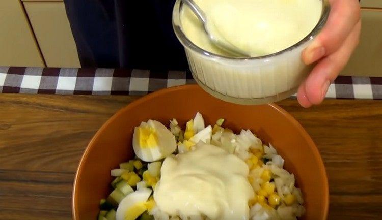 Magbihis ng salad na may mayonesa.