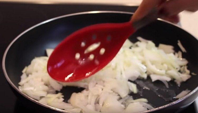 Friggere la cipolla in olio vegetale.