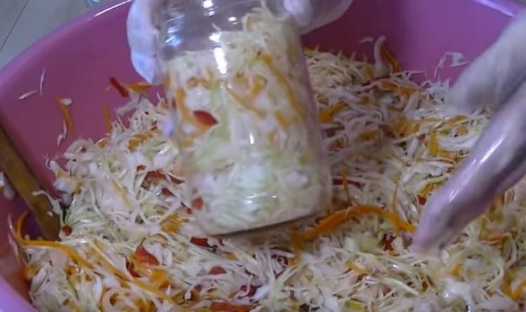 Impilare strettamente l'insalata con le lattine.