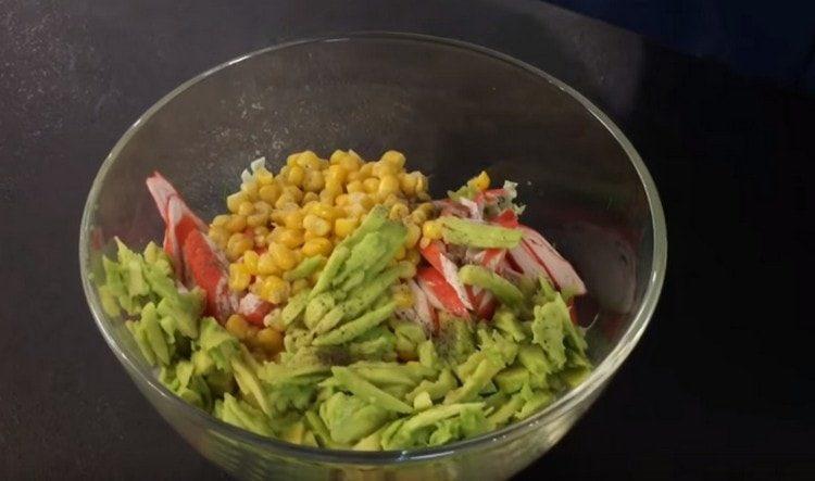 Salare e pepare l'insalata a piacere.