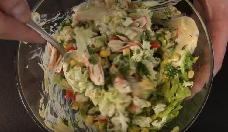 Öltöztesd a salátát a mártással és keverje össze.