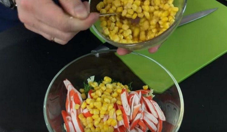 Į paruoštus ingredientus įpilkite kukurūzų.
