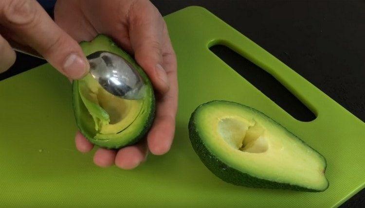 Opatrně lžičkou vyberte buničinu z avokáda.