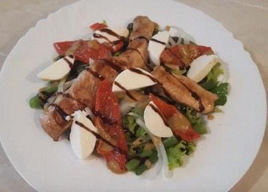 Köstlicher und zarter Salat mit sonnengetrockneten Tomaten, Hähnchen und Mozzarella 🥗
