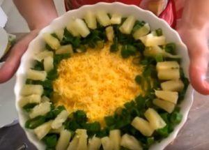 Prepariamo un'insalata veloce e gustosa con bastoncini di granchio e ananas secondo una ricetta passo-passo con una foto.