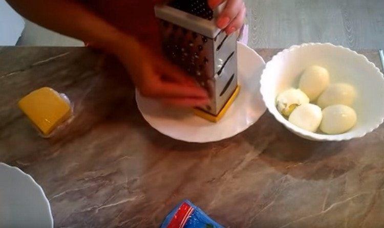 настържете яйцата на ситно ренде.