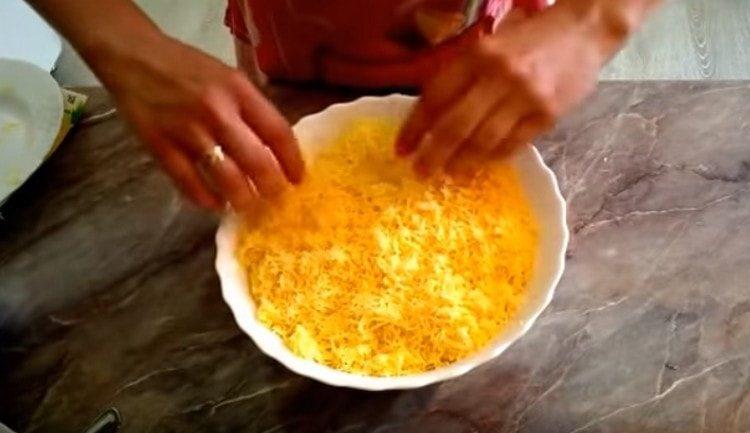 Απλώστε ένα στρώμα τριμμένο τυρί.