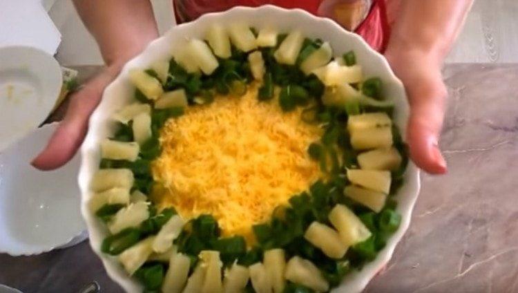 Papuoškite salotas krabų lazdelėmis ir ananasais su šviežiomis žolelėmis.