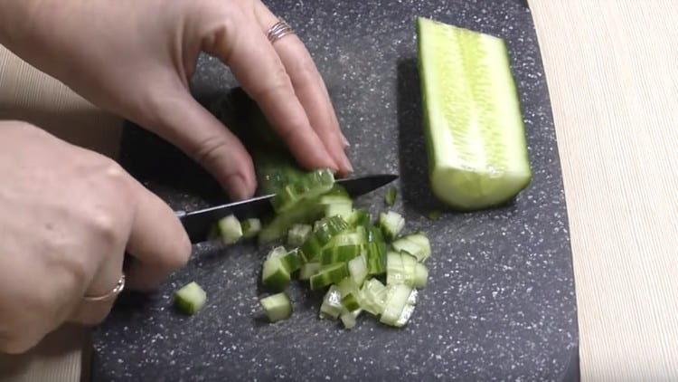 Taglia il cetriolo a dadini.
