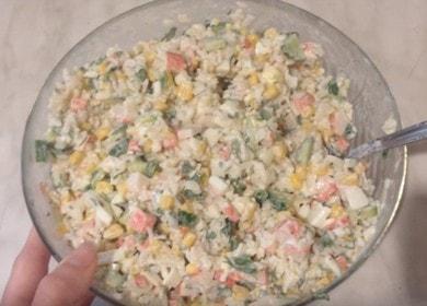 Wie lernt man, wie man einen köstlichen Salat mit Krabbenstangen und Reis zubereitet?