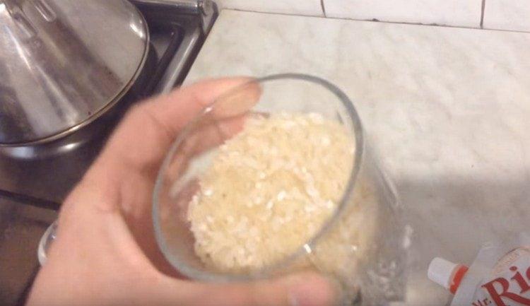 измийте ориза и гответе до омекване.