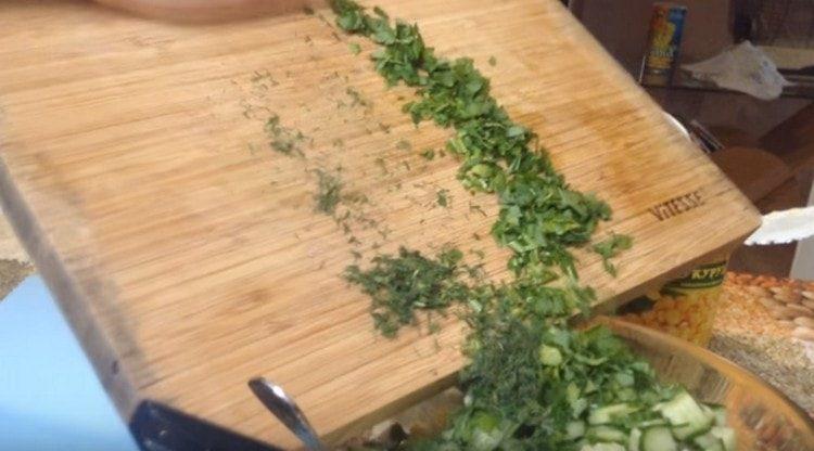 Smulkiai supjaustykite žoleles, suberkite į salotas.