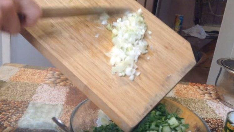 Į salotas pridėkite pjaustytų svogūnų.